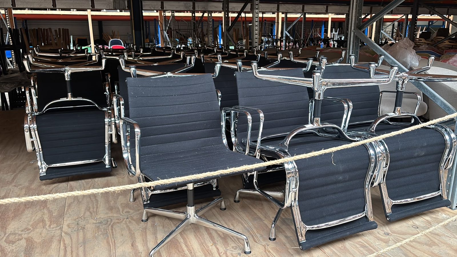 Gereviseerde Vitra-stoelen in onze werkplaats in Huizen